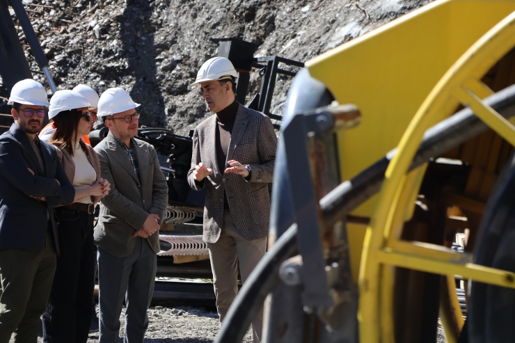 El ministre d'Urbanisme i Territori, Raül Ferré, a l'obra del vial de desviació, Túnel de Rocafort, de Sant Julià de Lòria, amb el cap de Govern, Xavier Espot; la cònsol menor laurediana, Sofia Cortesao; i el conseller de Circulació i Aparcaments, Cristian Mayoralas.