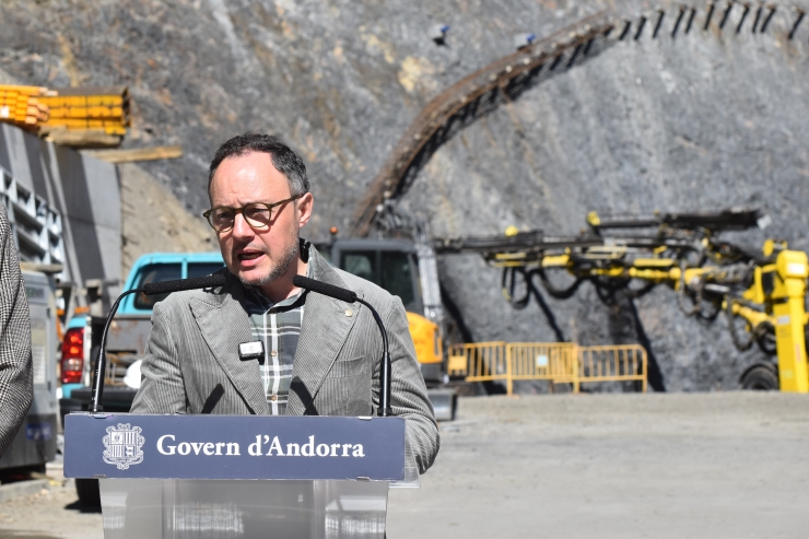 El cap de Govern, Xavier Espot, durant l'inici de la perforació del túnel de Rocafort a Sant Julià de Lòria.