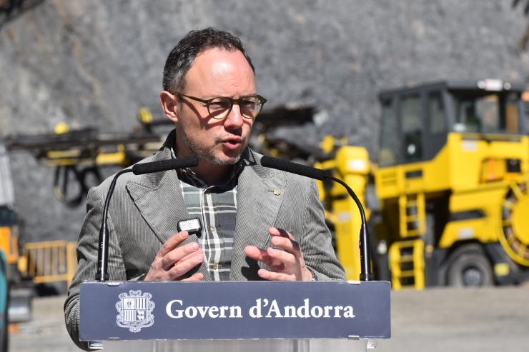 El cap de Govern, Xavier Espot, durant l'inici de la perforació del túnel de Rocafort a Sant Julià de Lòria.