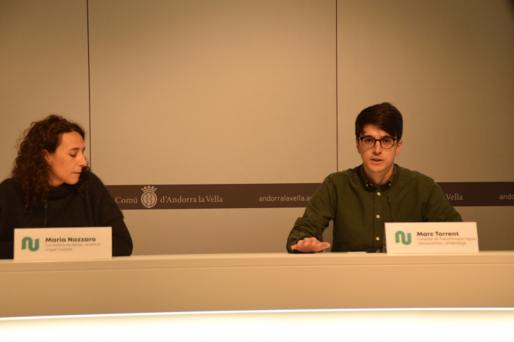 La consellera de Social, Joventut i Espai Ciutadà, Maria Nazzaro; i el conseller de Transformació Digital i Sostenibilitat, i Habitatge, Marc Torrent, presentant el reglament.