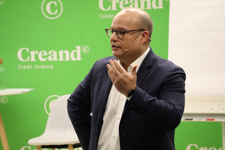 El professor de l’IESE Business School, Ricard Gil, durant el col·loqui.