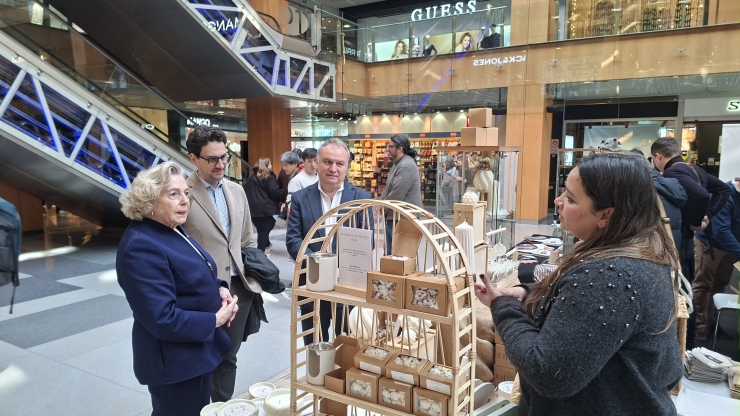 El ministre de Medi Ambient, Agricultura i Ramaderia, Guillem Casal, visitant un paradista de la Mostra de Productes Agrícoles i Artesans d'Andorra.