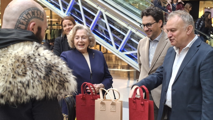 El ministre de Medi Ambient, Agricultura i Ramaderia, Guillem Casal, visitant un paradista de la Mostra de Productes Agrícoles i Artesans d'Andorra.