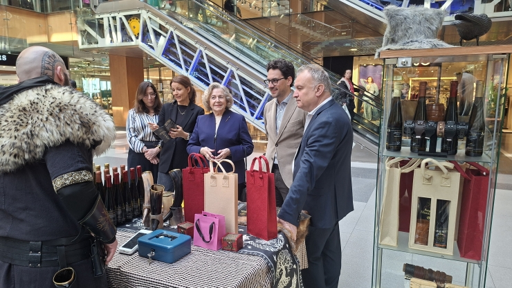 El ministre de Medi Ambient, Agricultura i Ramaderia, Guillem Casal, visitant un paradista de la Mostra de Productes Agrícoles i Artesans d'Andorra.