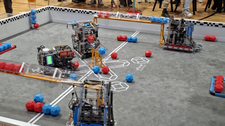 Uns robots competint durant el tercer European Open Andorra.