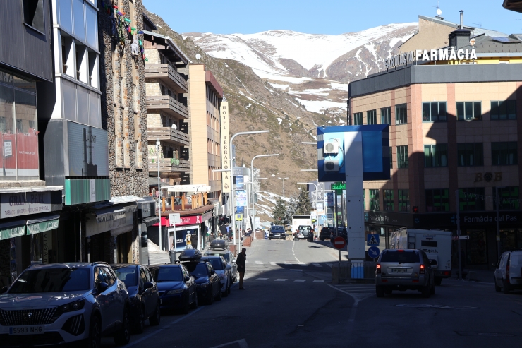 El carrer Major del Pas de la Casa amb menys afluència de gent.
