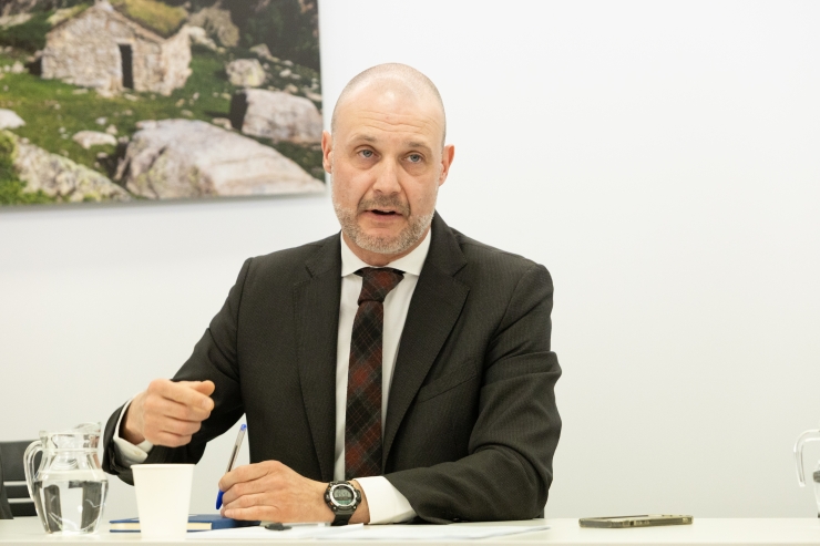 Un moment de la sessió constitutiva de la comissió de legislatura per a la modificació de la LOGTU, amb el president Jordi Casadevall.