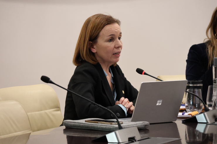 La consellera a l'oposició, Marta Pujol, surant la sessió de consell de comú.