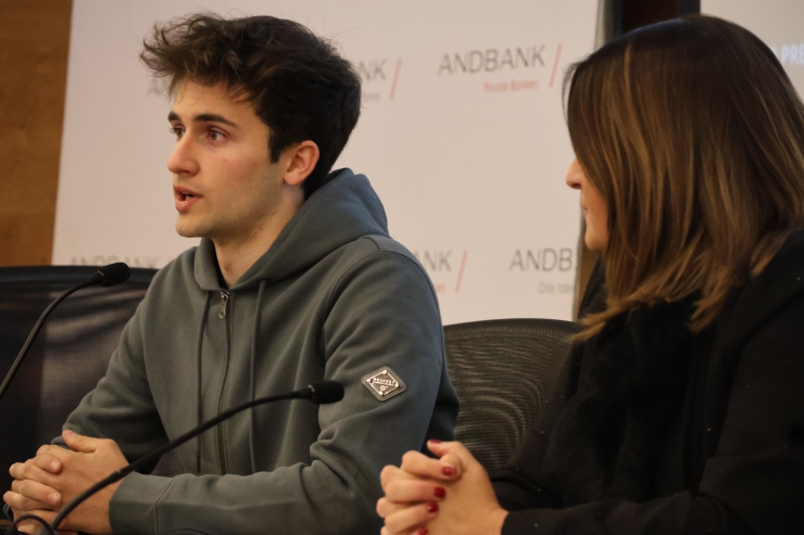 El pilot andorrà Frank Porté i la directora de Banca País d’Andbank, Maria Suárez, durant l’acte de renovació del patrocini.