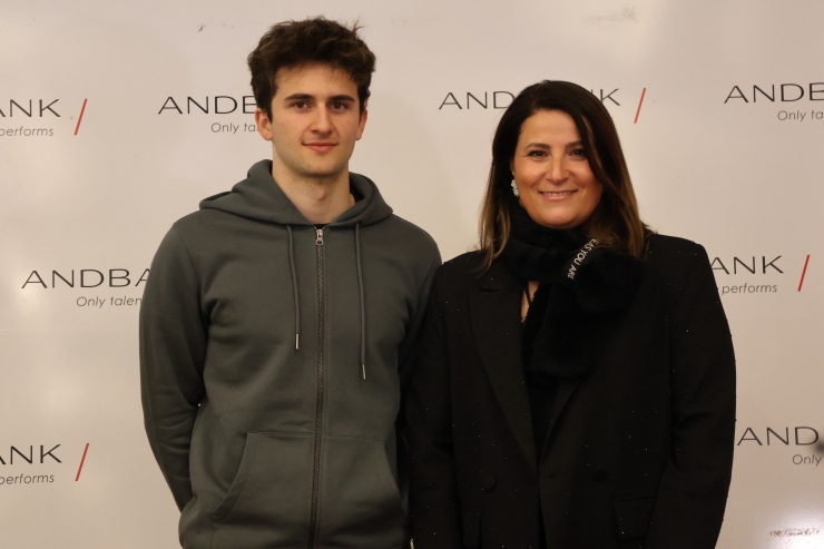 El pilot andorrà Frank Porté i la directora de Banca País d’Andbank, Maria Suárez, durant l’acte de renovació del patrocini