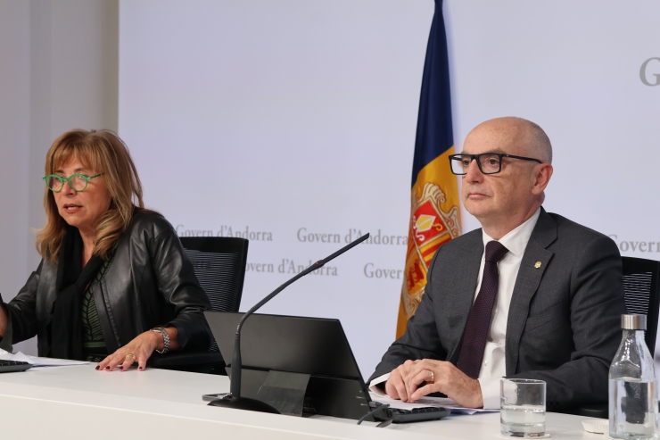 La ministra de Presidència, Economia, Treball i Habitatge, Conxita Marsol, i el ministre de Finànces, Ramon Lladós, durant la roda de premsa.