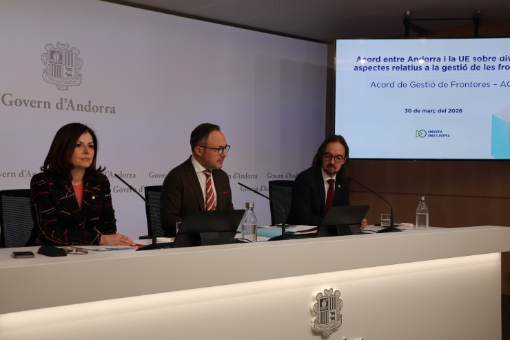 El cap de Govern, Xavier Espot, la ministra d’Afers Exteriors, Imma Tor; i el secretari d’Estat per a les Relacions amb la UE, Landry Riba, durant la roda de premsa sobre l’Entry-Exit System.