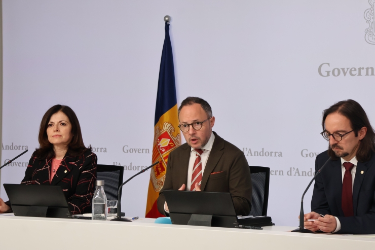 El cap de Govern, Xavier Espot, la ministra d’Afers Exteriors, Imma Tor; i el secretari d’Estat per a les Relacions amb la UE, Landry Riba, durant la roda de premsa sobre l’Entry-Exit System.