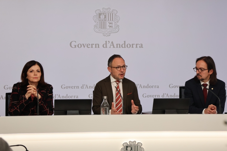 El cap de Govern, Xavier Espot, la ministra d’Afers Exteriors, Imma Tor; i el secretari d’Estat per a les Relacions amb la UE, Landry Riba, durant la roda de premsa sobre l’Entry-Exit System.