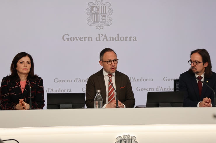 El cap de Govern, Xavier Espot; la ministra d'Afers Exteriors, Imma Tor; i el secretari d'Estat per les Relacions amb la Unió Europea, Landry Riba, en roda de premsa.