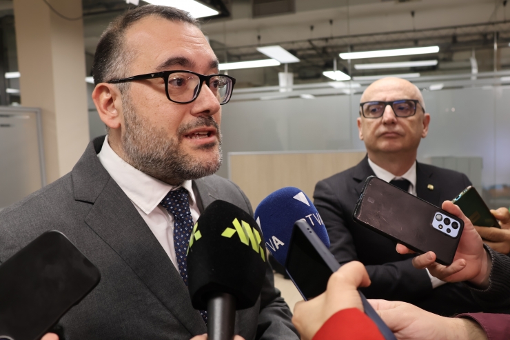 El ministre de Finances, Ramon Lladós, i director del departament de Tributs i Fronteres, Carles Ferreira, durant roda de premsa.