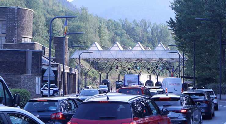 Un conjunt de vehicles fent cua per sortir del país.
