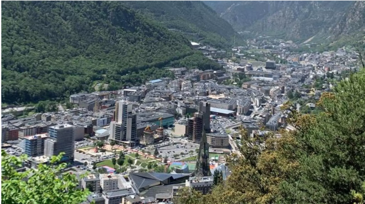Vista aèria d'Escaldes-Engordany i Andorra la Vella.