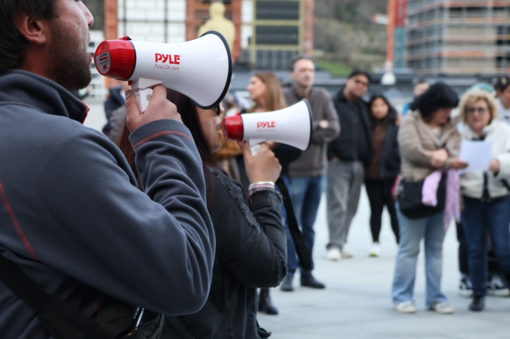 Dos membres del Sindicat de l'Habitatge amb megafons.