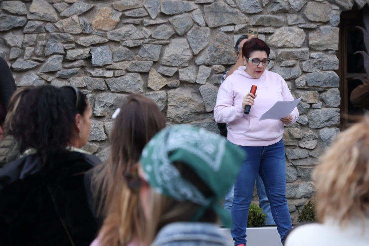 La portaveu sindical, Rebeca Bonache, durant la lectura del manifest.