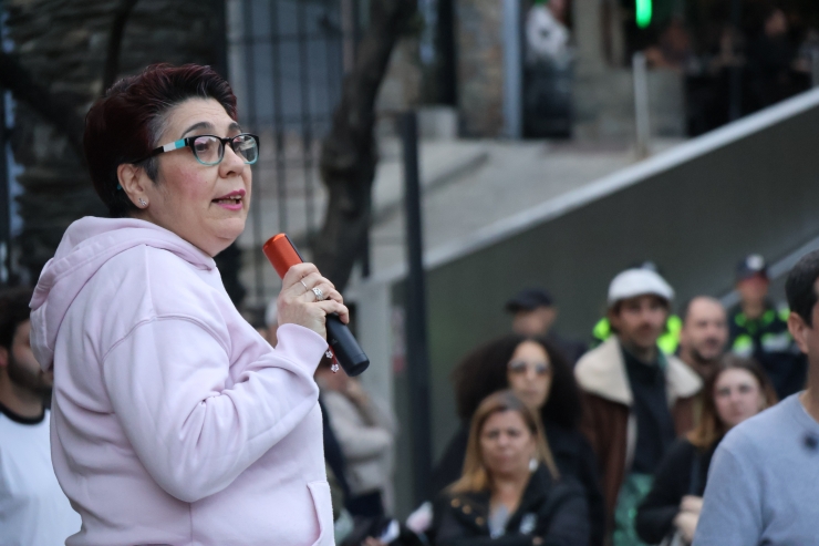 La portaveu del Sindicat de l’Habitatge, Rebeca Bonache, durant la concentració davant del Consell General.