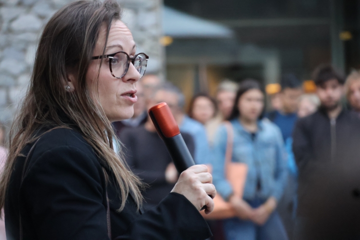 Una visitant durant la concentració.