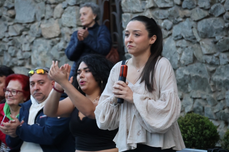 Una visitant durant la concentració.