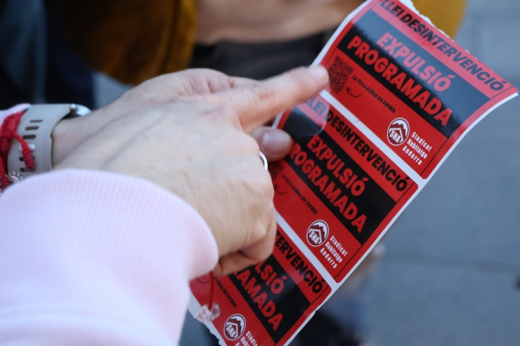 Un adhesiu del Sindicat de l'Habitatge en denuncia de la llei de lloguer que és una 