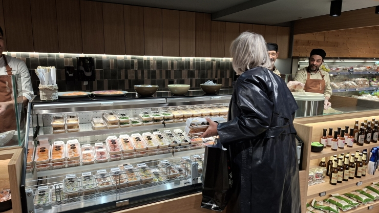 Una clienta del supermercat en el nou espai de sushi de Pyrénées.