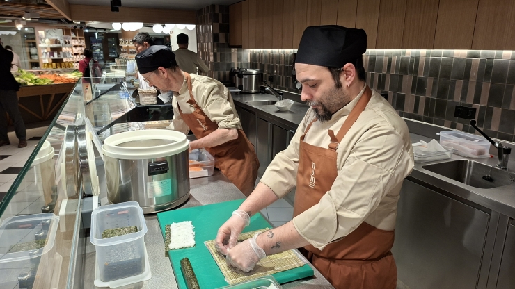 Un cuiner preparant sushi.