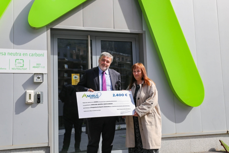 L'entrega del xec per part d'Andbus a l'AAMA.