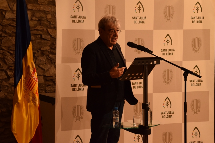 El ministre de Relacions Institucionals, Educació i Universitats, Ladislau Baró, durant l'acte de reconeixements als investigadors que han rebut ajuts de recerca.