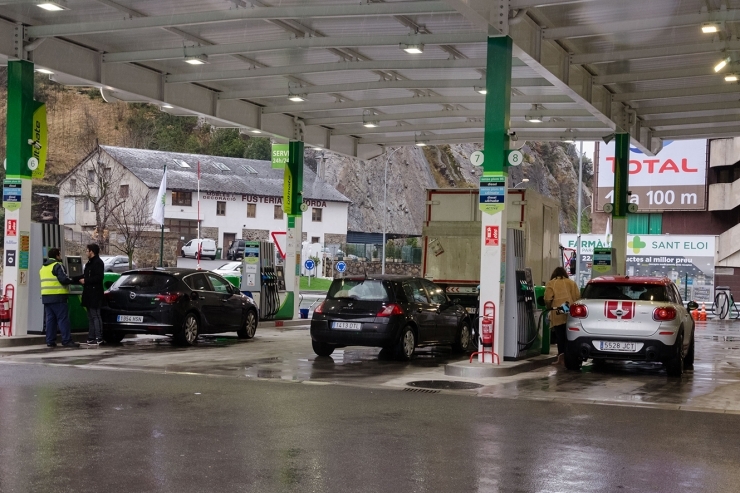 Vehicles en una benzinera.