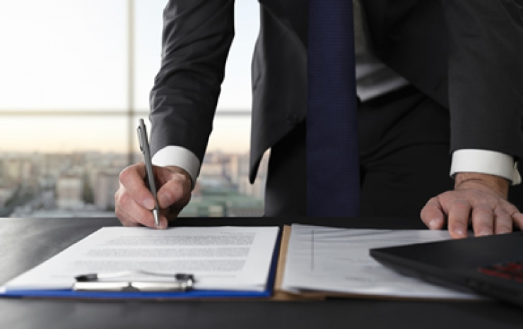 Un home fent negocis.