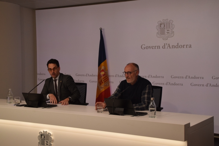 El ministre de Medi Ambient, Agricultura i Ramaderia, Guillem Casal, amb el director del Departament d'Agricultura i Ramaderia, Josep Casals.