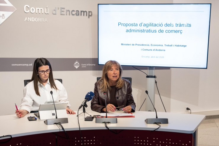 La ministra de Presidència, Economia, Treball i Habitatge, Conxita Marsol, amb la cònsol d'Encamp, Laura Mas, en roda de premsa per explicar el que s'ha decidit en la reunió de cònsols.