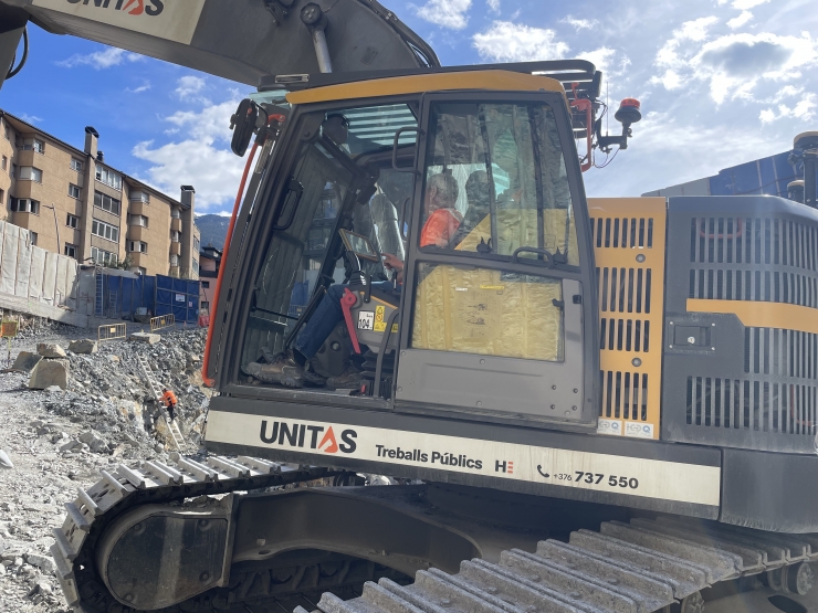 Un dels nous estris que fan servir des del Grup Heracles dins de la màquina retroexcavadora.