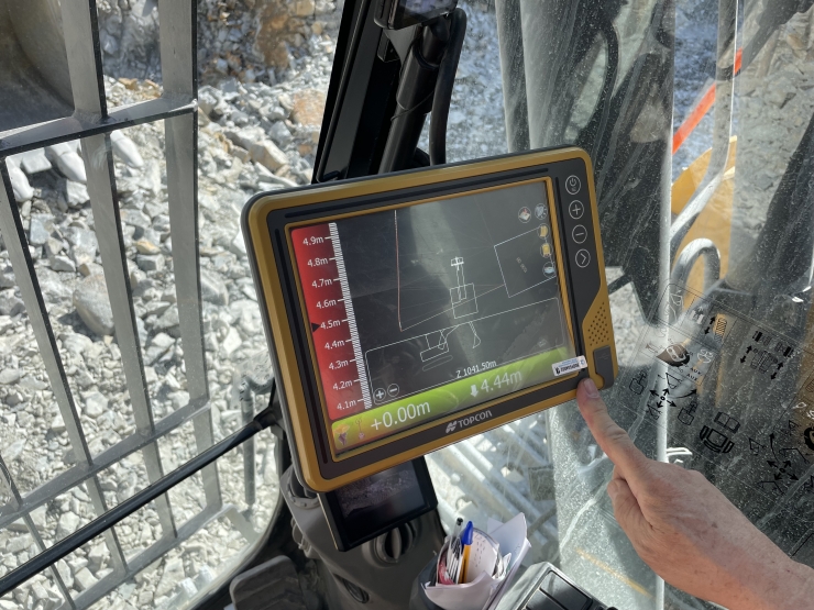 Un dels nous estris que fan servir des del Grup Heracles dins de la màquina retroexcavadora.