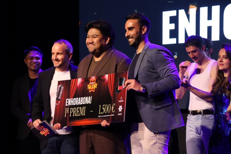 El cantant Ray posant com a guanyador del primer premi.