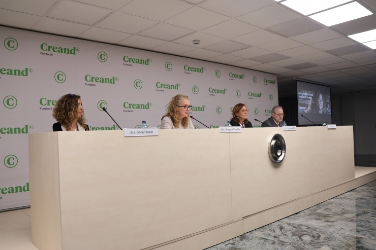 El psicòleg clínic especialista en patologia dual en l’àmbit infantojuvenil, cofundador i director clínic d’Amalagama7,Jordi Royo, i la psicòloga infantojuvenil del Servei de Salut Mental del Servei Andorrà d’Atenció Sanitària, Silvia Pascal, durant la conferència.