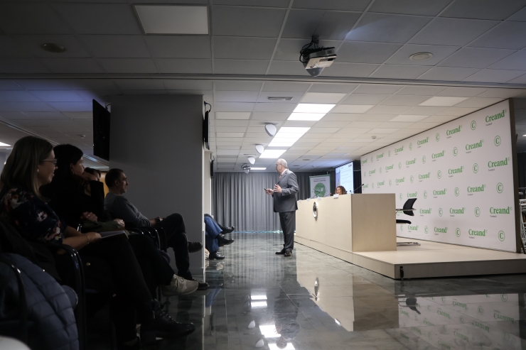 El psicòleg clínic especialista en patologia dual en l’àmbit infantojuvenil, cofundador i director clínic d’Amalagama7,Jordi Royo, i la psicòloga infantojuvenil del Servei de Salut Mental del Servei Andorrà d’Atenció Sanitària, Silvia Pascal, durant la conferència.