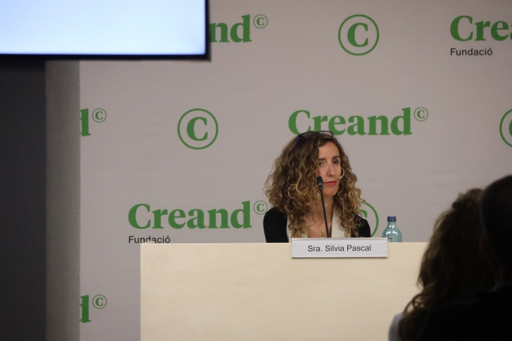 La psicòloga infantojuvenil del Servei de Salut Mental del Servei Andorrà d’Atenció Sanitària, Silvia Pascal, durant la conferència.