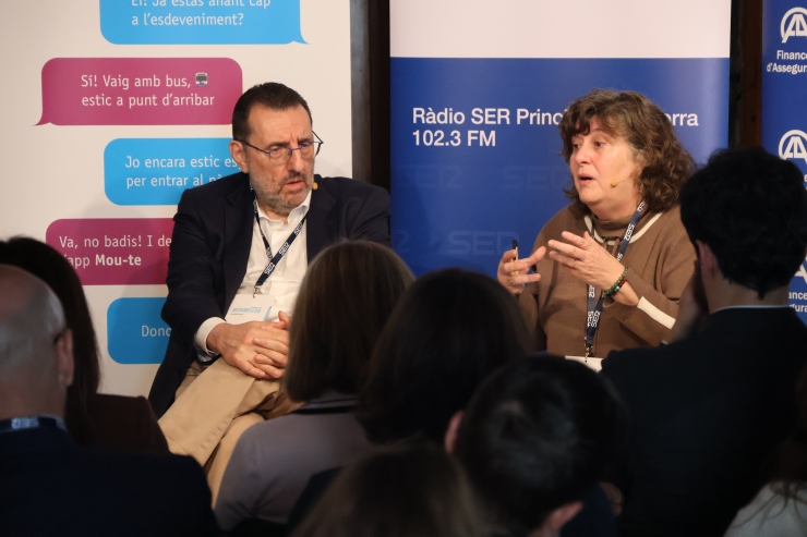 Els ponents de les jornades 'Un Mon Millor', Eva Garcia-Balaguer i Jordi Ficapal, durant la xerrada.