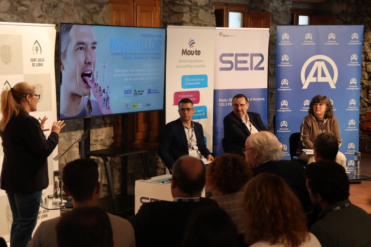 Els ponents de les jornades 'Un Mon Millor', Eva Garcia-Balaguer, Jordi Ficapal i Rafael de Jorge, durant la xerrada.