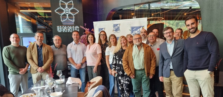 Els membres de l'Skål Club d'Andorra amb la directora de serveis turístics de Canillo i també del Palau de Gel d’Andorra, Sira Puig.