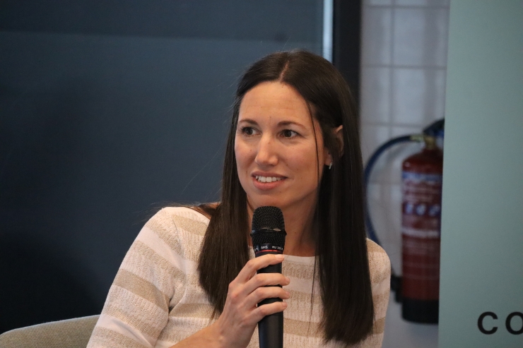 La directora de Sostenibilitat, Comunicació i Clientela de FEDA, Nerea Moreno, durant l'acte.