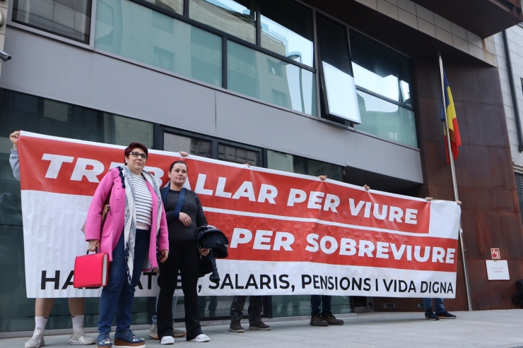 La portaveu del Sindicat de l'Habitatge, Rebeca Bonache, i altres membres del col·lectiu amb una pancarta després de la reunió amb la ministra d'Habitatge, Conxita Marsol.