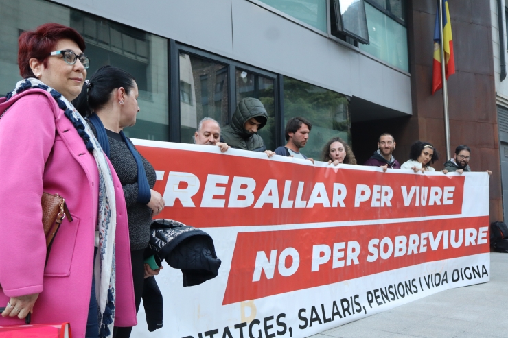 La portaveu del Sindicat de l'Habitatge, Rebeca Bonache, i altres membres del col·lectiu amb una pancarta després de la reunió amb la ministra d'Habitatge, Conxita Marsol.