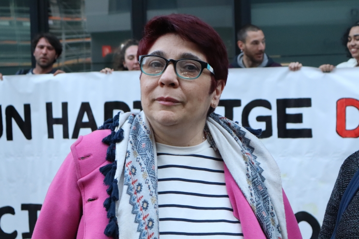 La portaveu del Sindicat de l'Habitatge, Rebeca Bonache, després de la reunió amb la ministra d'Habitatge, Conxita Marsol.