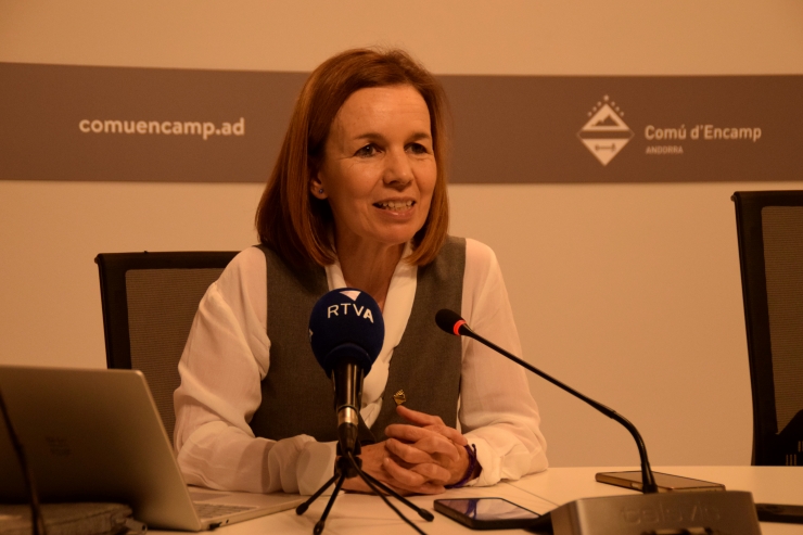 La consellera a l'oposició, Marta Pujol, en roda de premsa.